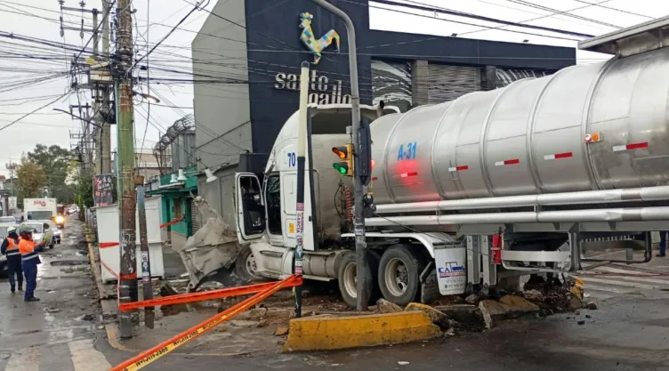 Pipa de agua se impacta contra panadería en Ermita Iztapalapa, CDMX | Mientras Dormía
