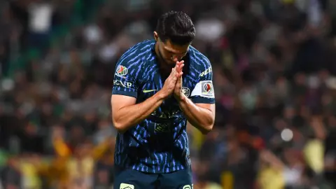 Henry Martín celebra su sexto gol ante Santos desde los once pasos