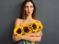 Nicole McPherson entre girasoles. .jpg