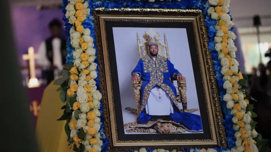 Retrato del rey de Tooro, Oyo Nyimba, durante su funeral en la catedral de San Juan, en Uganda.