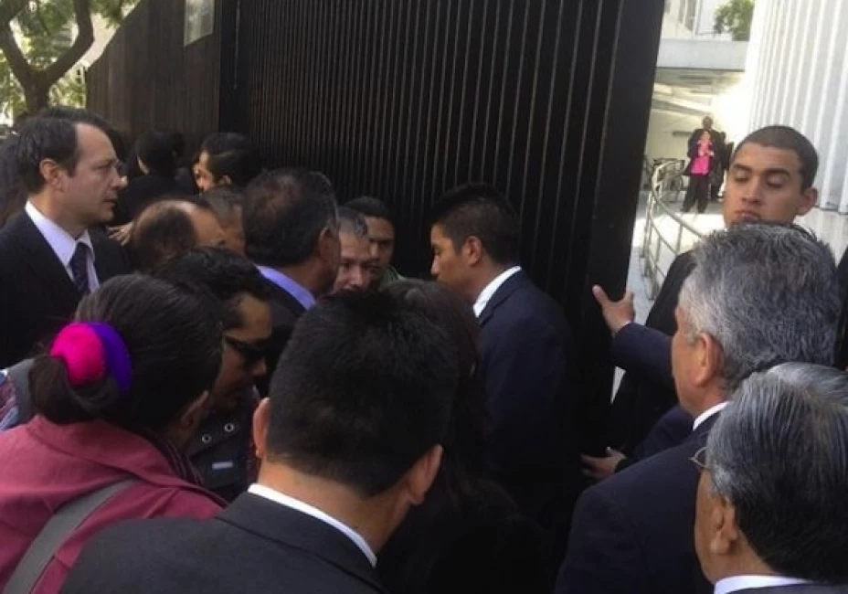 Decenas de ciudadanos no pudieron ingresar al recinto