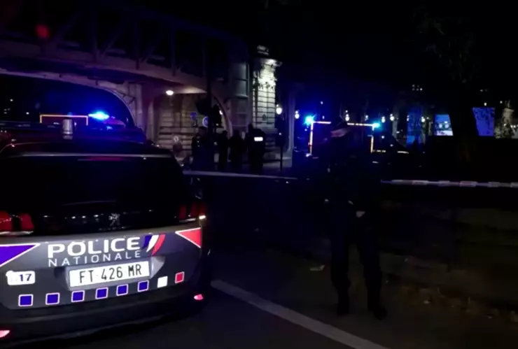 Hombre ataca a transeúntes en París; hay un muerto