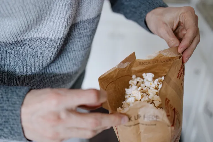 Especialistas seleccionaron un puñado de palomitas sin sal como el mejor snack para mirar la Liga MX