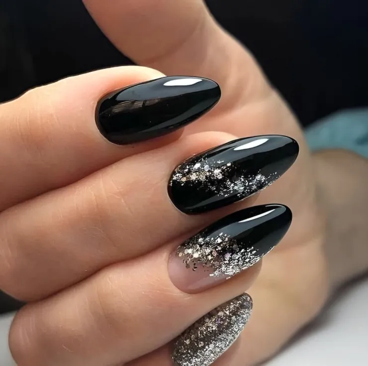 Uñas negras con brillos deporte