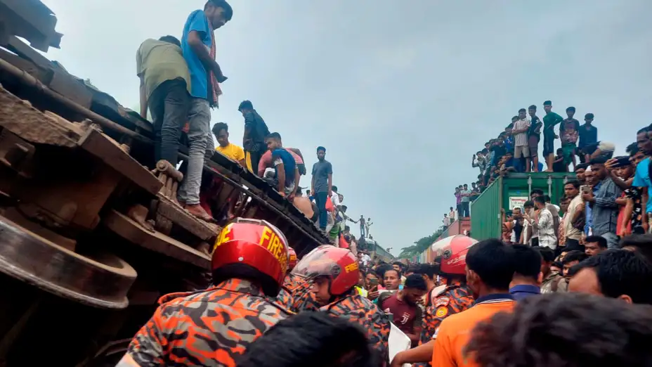 Labores de rescate tras un choque de trenes en Bangladesh.