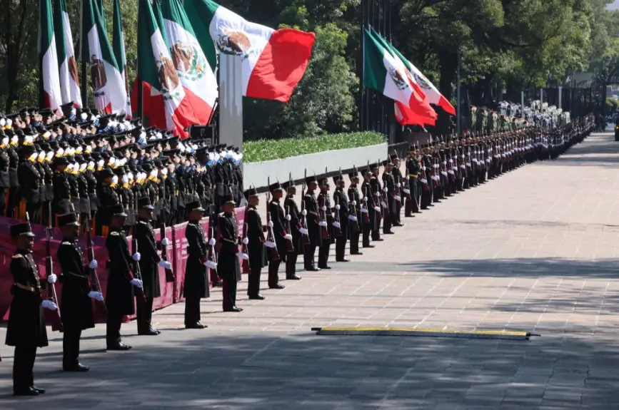 AMLO devela placa por los 200 años del Heroico Colegio Militar