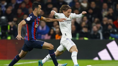 Busquets y Modric disputan el balón en la Copa del Rey Real Madrid vs Barcelona