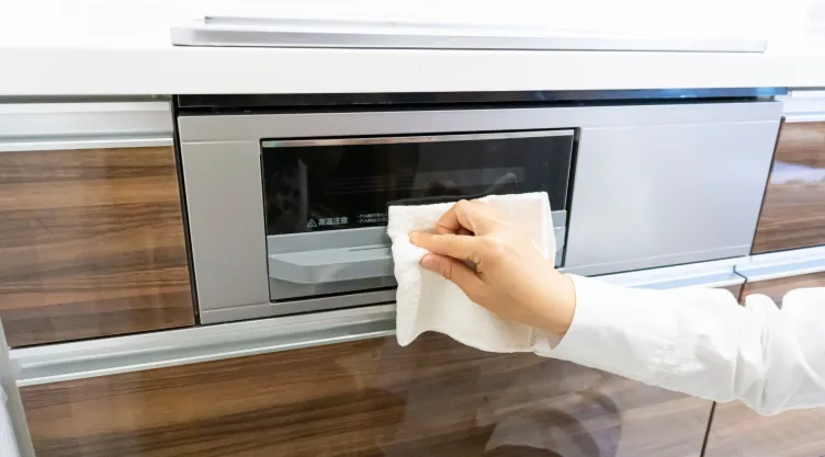 Esta es la mezcla casera y efectiva para eliminar la grasa de los vidrios en la cocina