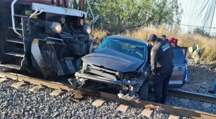 Conductor muere al intentar ganarle el paso al tren en la carretera Huichapan–San José