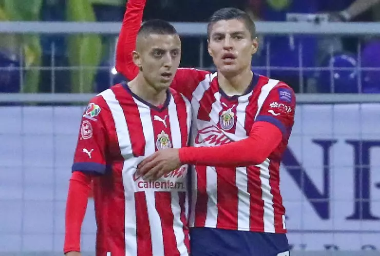 Piojo Alvarado y Cisneros celebrando el gol de Chivas
