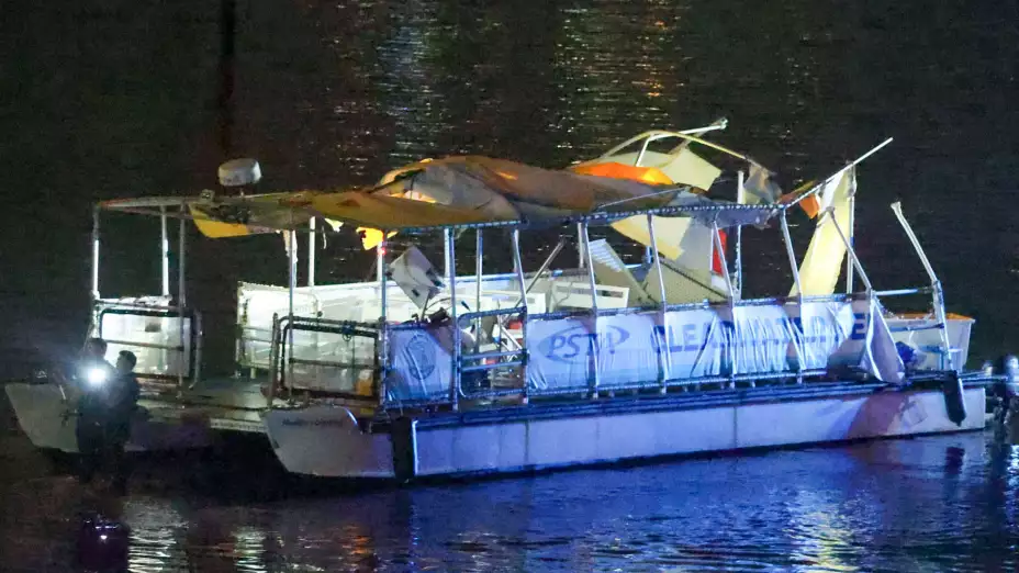 Daños a un ferry luego de un choque con otro barco en Clearwater, Florida.
