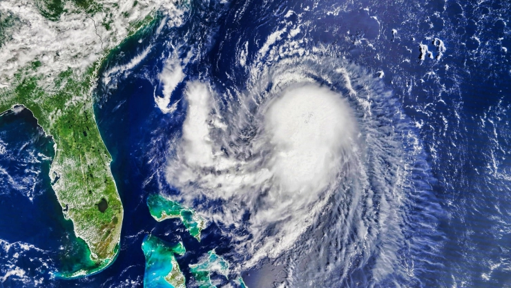 Un mapa con un huracán que se acerca a Florida.