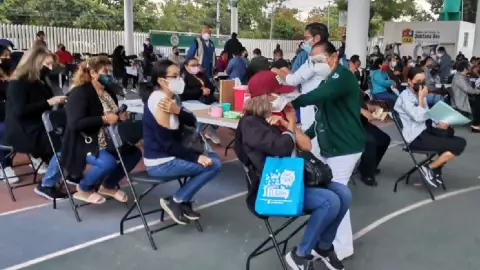 Arranca vacunación de refuerzo de Covid-19 para maestros en Cancún