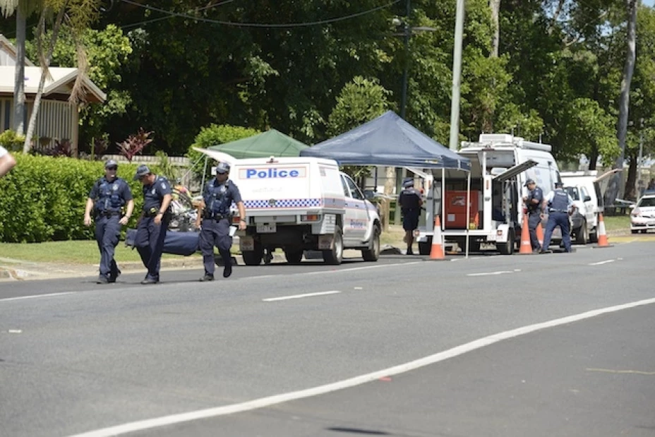 Policías cargan con un equipo cerca de una calle bloqueada fuera de la casa donde ocho niños fueron hallados muertos en el vecindario de Cairns, en Manoora, Australia, el 19 de diciembre de 2014