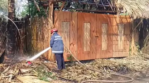 Quema de basura provoca incendio en un techo de huano en Tekax