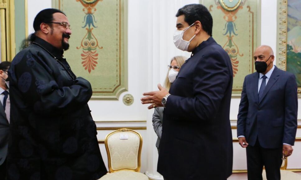 steven-seagal-nicolas-maduro-sable-venezuela (1).jpg