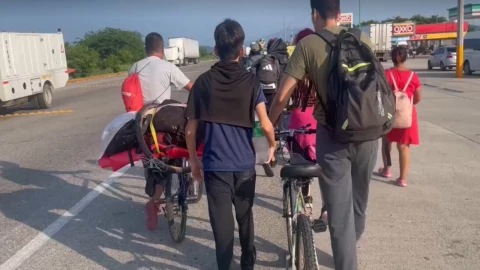 En la “Caravana de Jesucristo” viajan mujeres y menores de edad en carriolas.