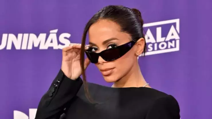 Anitta lanza sus micrófonos