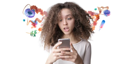 Niña consultando sus emociones en su celular con ayuda de IA.webp
