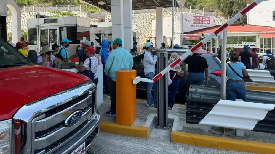 Integrantes-de-la-CETEG-toman-caseta-la-venta-en-Acapulco