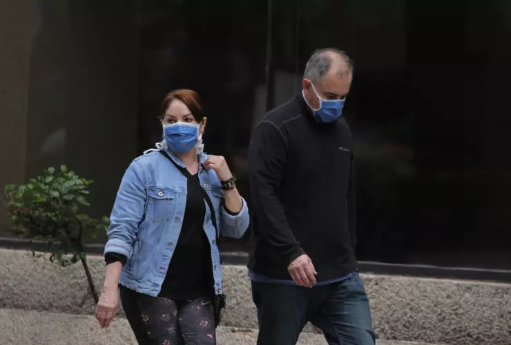 Capitalinos usan cubrebocas