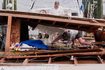 Vivienda derrumbada tras el paso del huracán Isaías en Destin, Florida.