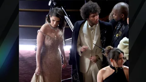 Selena Gomez estuvo acompañada de Benny Blanco en todo momento durante la ceremonia de los Oscars 2025. | Foto: Kevin Winter/Getty Images