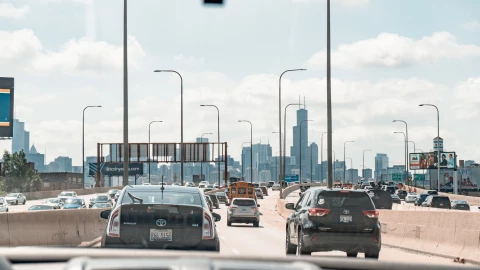 Autos circulan por una autopista de Chicago
