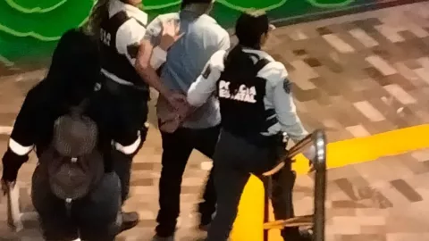 Detienen a hombre por tocar a una mujer en el Tren Ligero