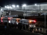 El Salvador recibe a 238 pandilleros venezolanos deportados por Trump