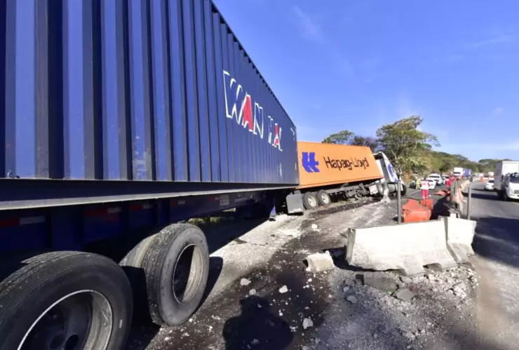 CIERRAN autopista Guadalajara a Colima; tractocamión cargado con material explosivo choca y se vuelca