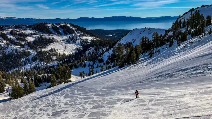 una estación de esquí en el oeste del lago Tahoe en California