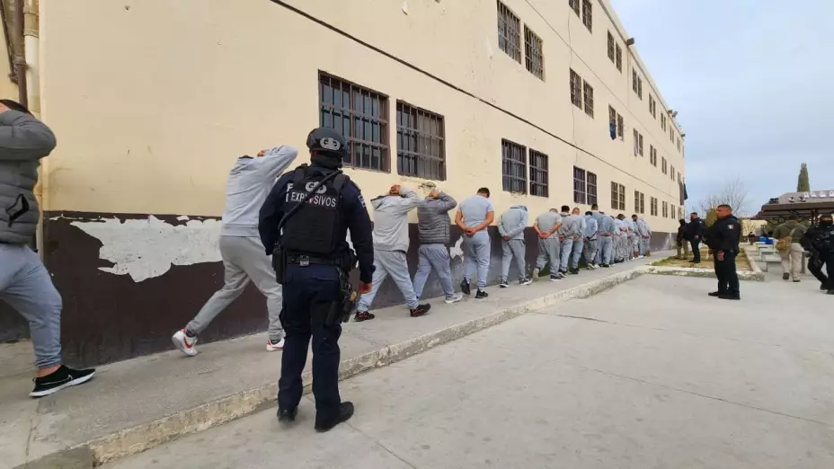 Hallan armas y hasta granadas al interior del CERESO 3 de Chihuahua