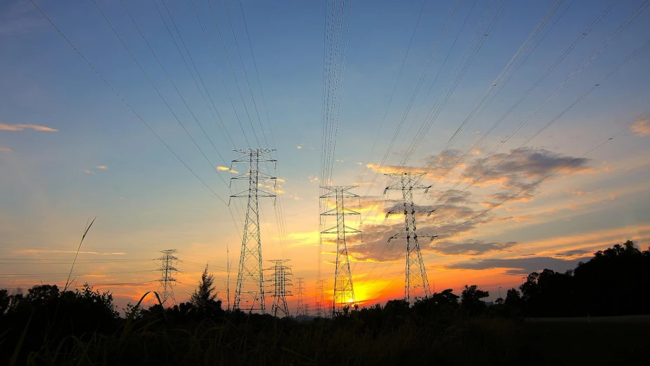 Imagen alusiva a electricidad con torres en un atardecer.jpg