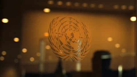 Imagen de archivo del logo de Naciones Unidas durante la Cumbre sobre la Acción Climática ONU de 2019 en el cuartel general de la organización en la ciudad de Nueva York, Nueva York, Estados Unidos