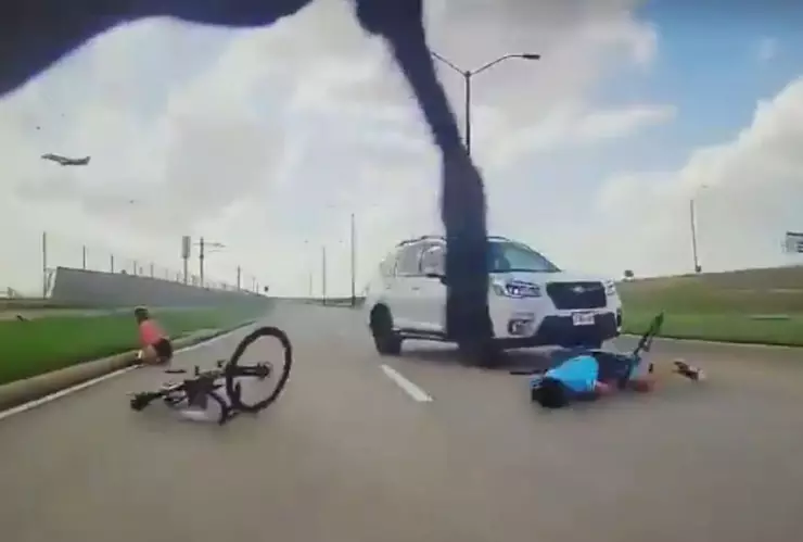 Hombre atropella a ciclistas en Dallas