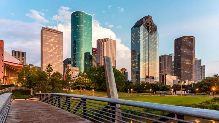 Edificios de la ciudad de Houston vistos desde un puente peatonal.