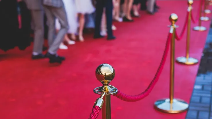 Una alfombra de roja de ingreso a un cine en Estados Unidos.