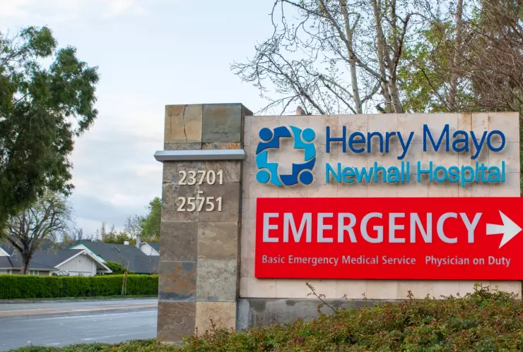 Letrero en la entrada al hospital Henry Mayo Newhall de Los Ángeles, California
