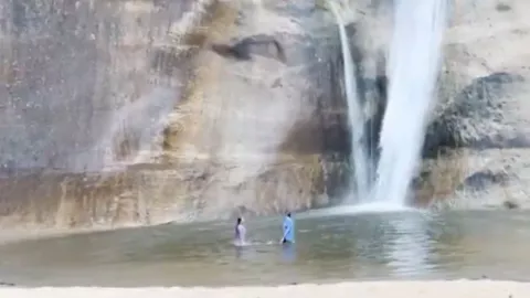 Niños se salvan por segundos de caída de rocas en cascada de Utah