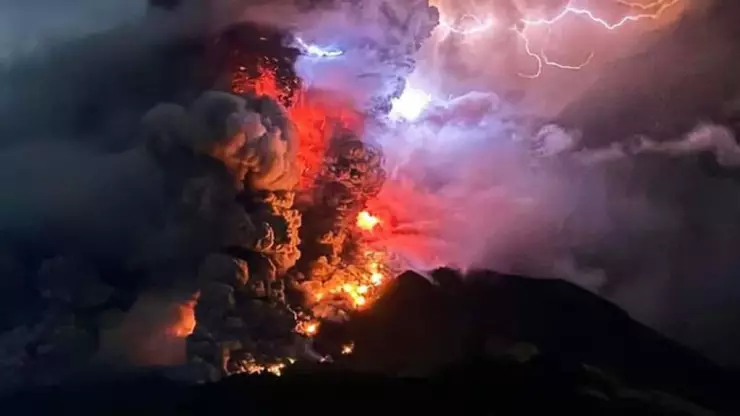 Erupción volcánica en Indonesia 2024