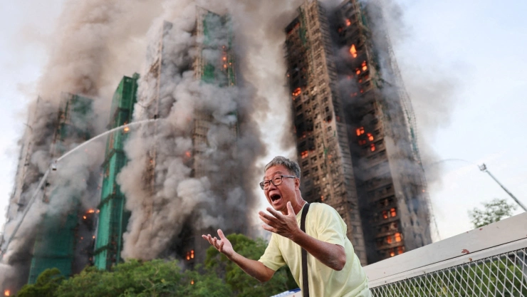 Wong, de 71 años, reacciona tras afirmar que su esposa está atrapada en el Tribunal Wang Fuk durante un gran incendio en Tai Po, Hong Kong , China, el 26 de noviembre de 2025