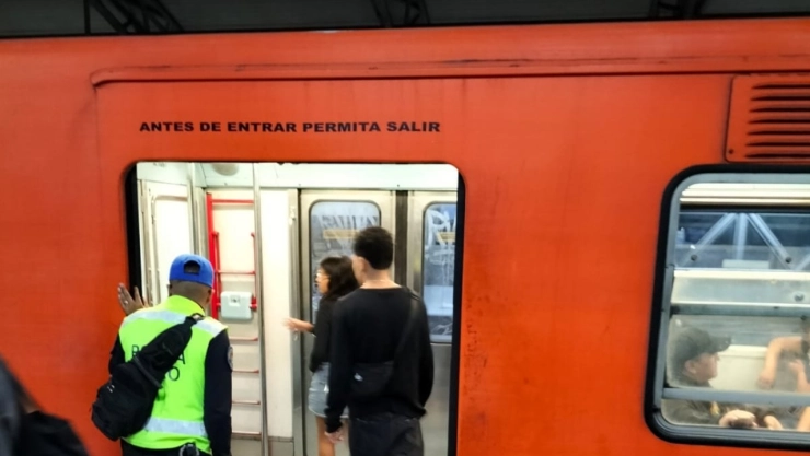 Vagón del Metro CDMX en estación.