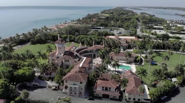 Se publica documento que permitió al FBI catear casa de Trump.
