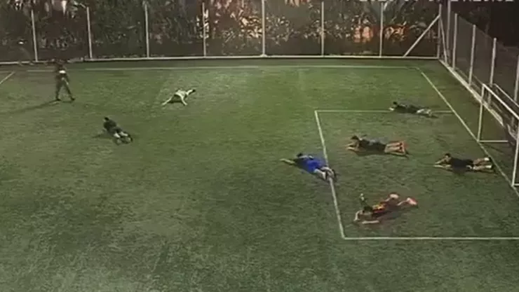Cámaras cercanas captaron el momento del ataque registrado en esta cancha de fútbol
