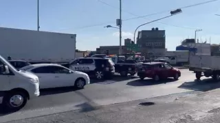 Choque en la federal Atlixco provoca persecución: tráiler huye tras impactar a un compacto