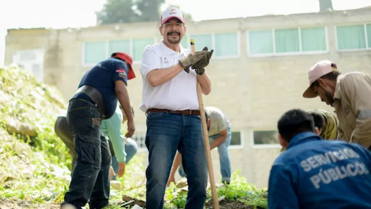 Alcalde de Atizapán limpiando calles