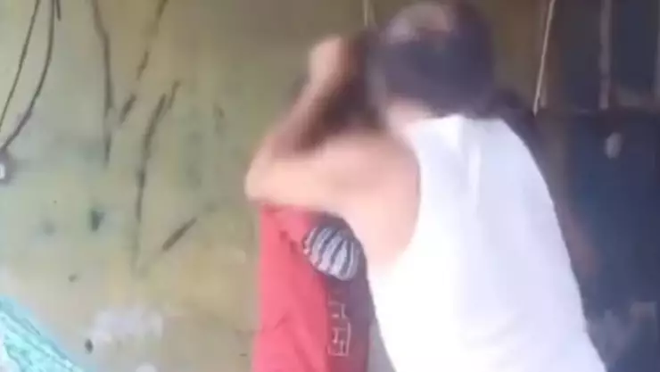 VIDEO Captan a abuelo golpeando a su nieto en Tabasco