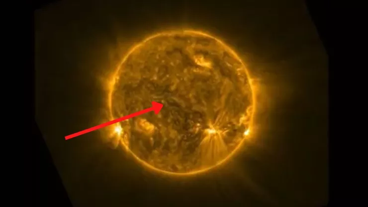 VIDEO Captan a una “serpiente” en el Sol cuando cruza la superficie