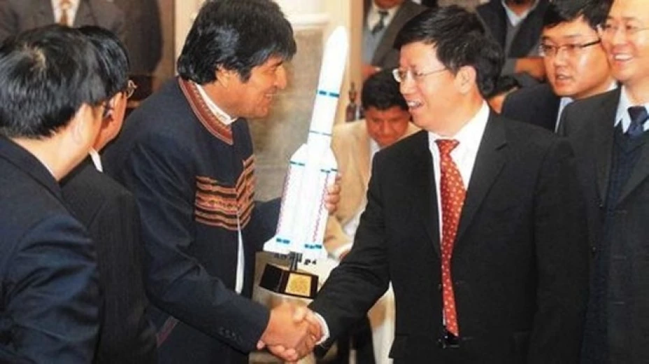 El presidente de Bolivia pacta con la delegación militar China